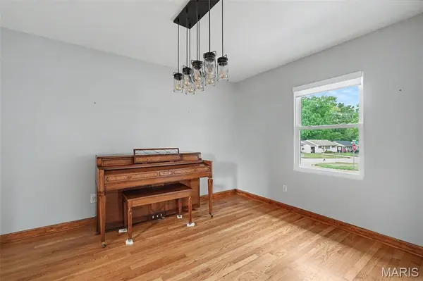 502 Pine ST, St Charles, MO 63301