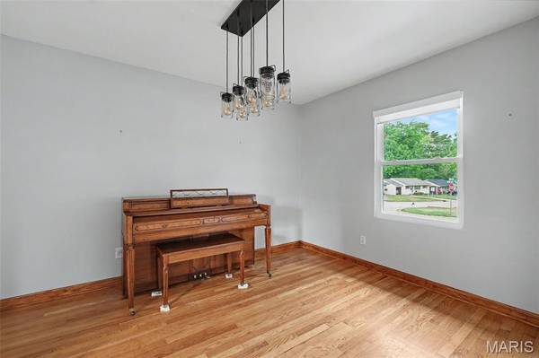 502 Pine ST, St Charles, MO 63301
