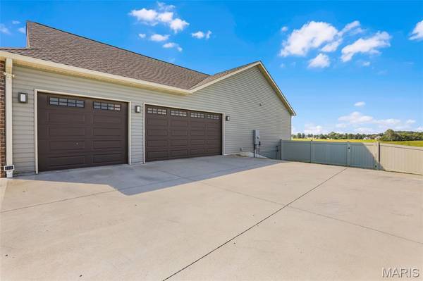 8357 Maple Grove RD, Troy, IL 62294