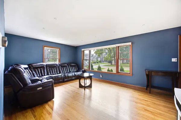 389 N Commonwealth AVE, Elgin, IL 60123