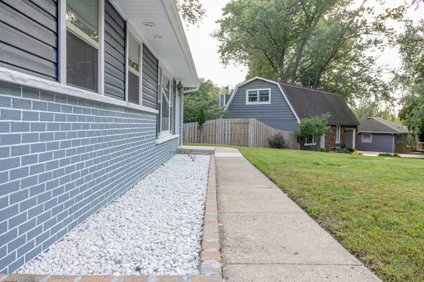 139 Memory LN, Carpentersville, IL 60110