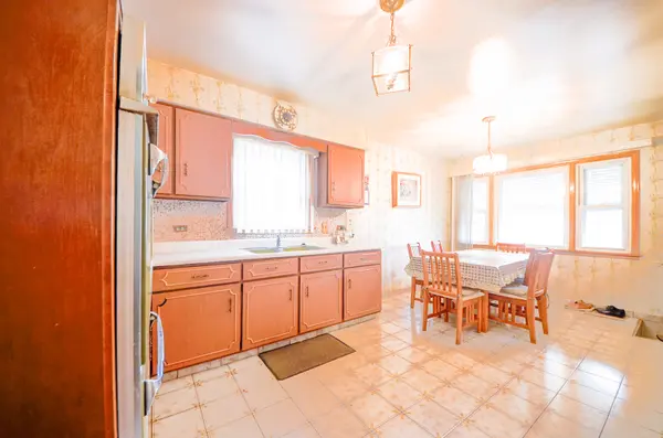 5010 Forster AVE, Schiller Park, IL 60176