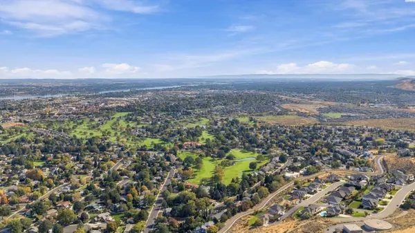 2501 Falconcrest Lp, Richland, WA 99352