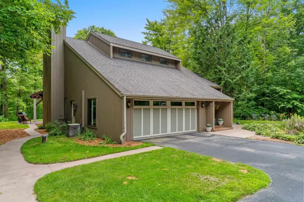 4430 COUNTRY AIRE CT, Hobart, WI 54155