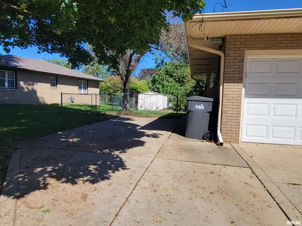 1526 GLENDALE AVE, Pekin, IL 61554