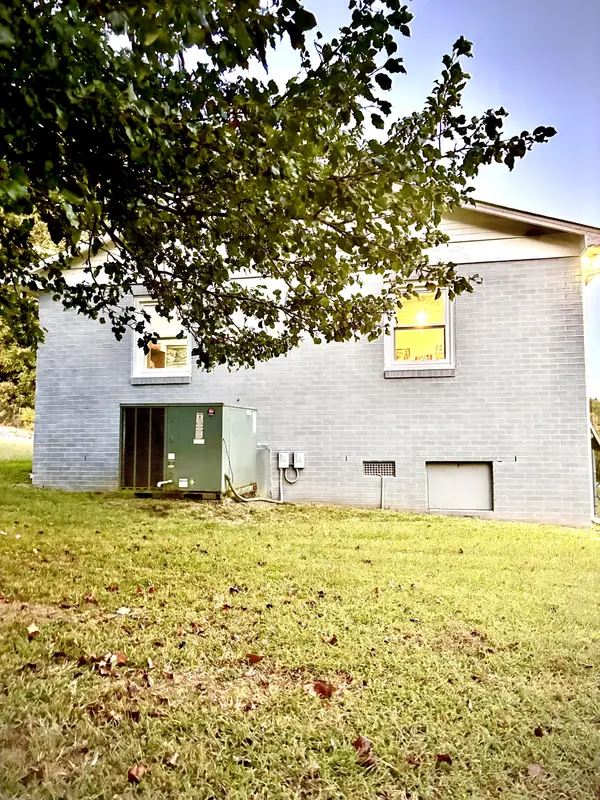 985 CCC Rd, Mc Ewen, TN 37101