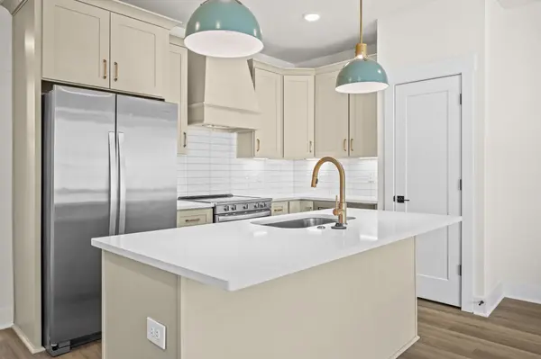 1016 W Kirkland Ave #E, Nashville, TN 37216