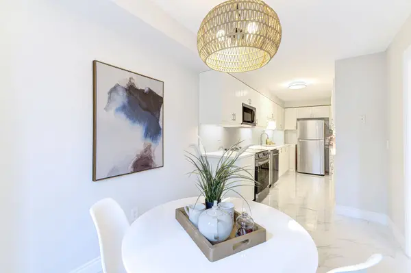 5490 Glen Erin DR #3, Mississauga, ON L5M 5R4