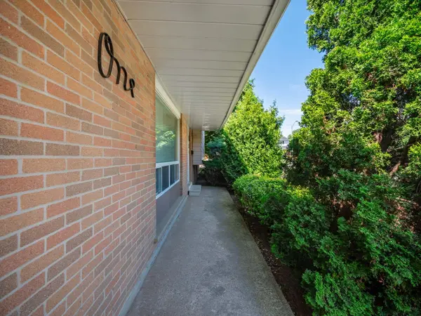 1 Mosswood LN, Toronto W10, ON M9V 1M3