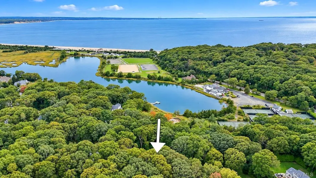 2 Glenwater LN, East Setauket, NY 11733