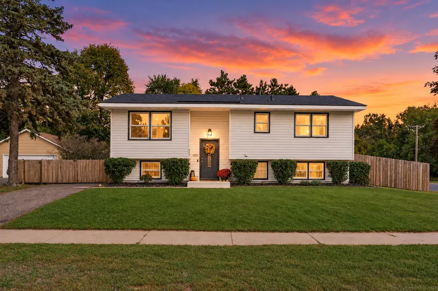 943 Blackoaks LN, Anoka, MN 55303