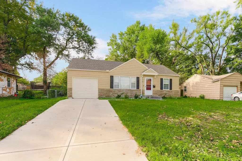 8805 E 73rd ST, Raytown, MO 64133
