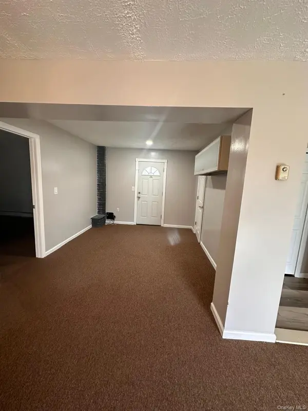 2 Rope LN, Levittown, NY 11756