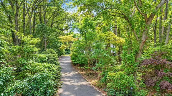 2 Glenwater LN, East Setauket, NY 11733
