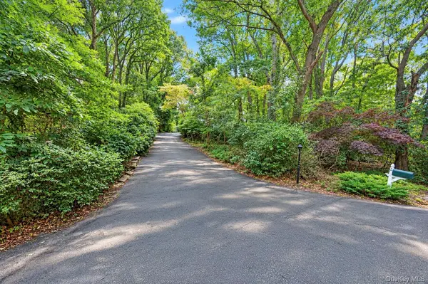 2 Glenwater LN, East Setauket, NY 11733