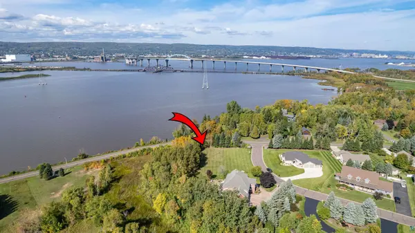 2 Beacon Ln, Superior, WI 54880