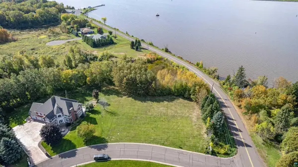 2 Beacon Ln, Superior, WI 54880