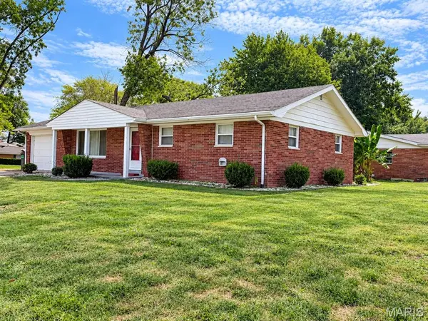 208 Hollandia DR, Fairview Heights, IL 62208