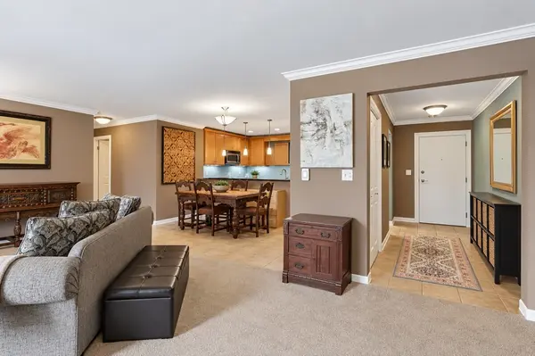 201 Thames Pkwy #3A, Park Ridge, IL 60068