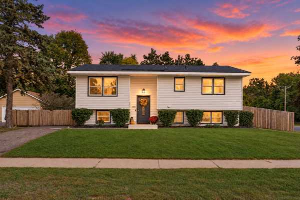 943 Blackoaks LN, Anoka, MN 55303