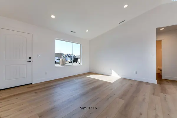 405 Glenwood Ave, Grandview, WA 98930