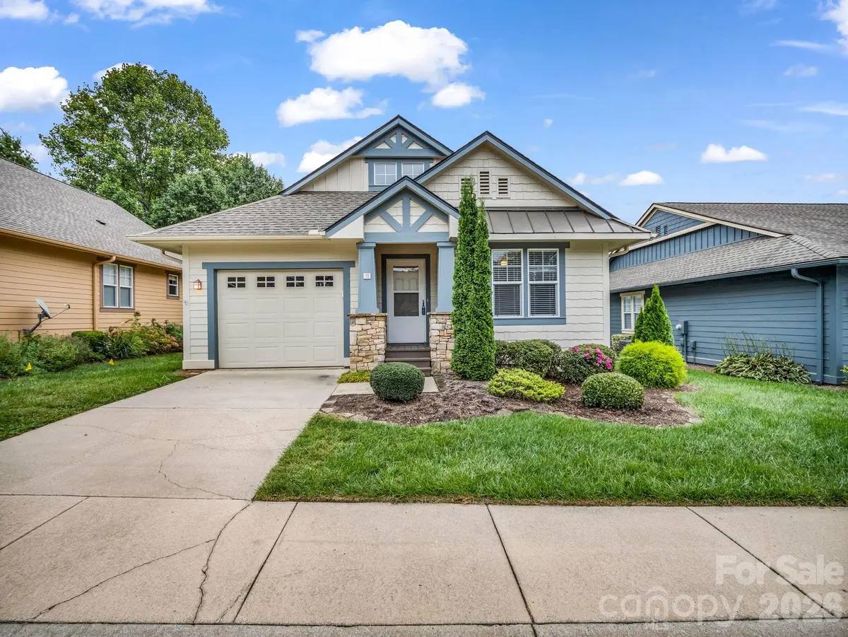 13 Gray Wolf LN, Hendersonville, NC 28792