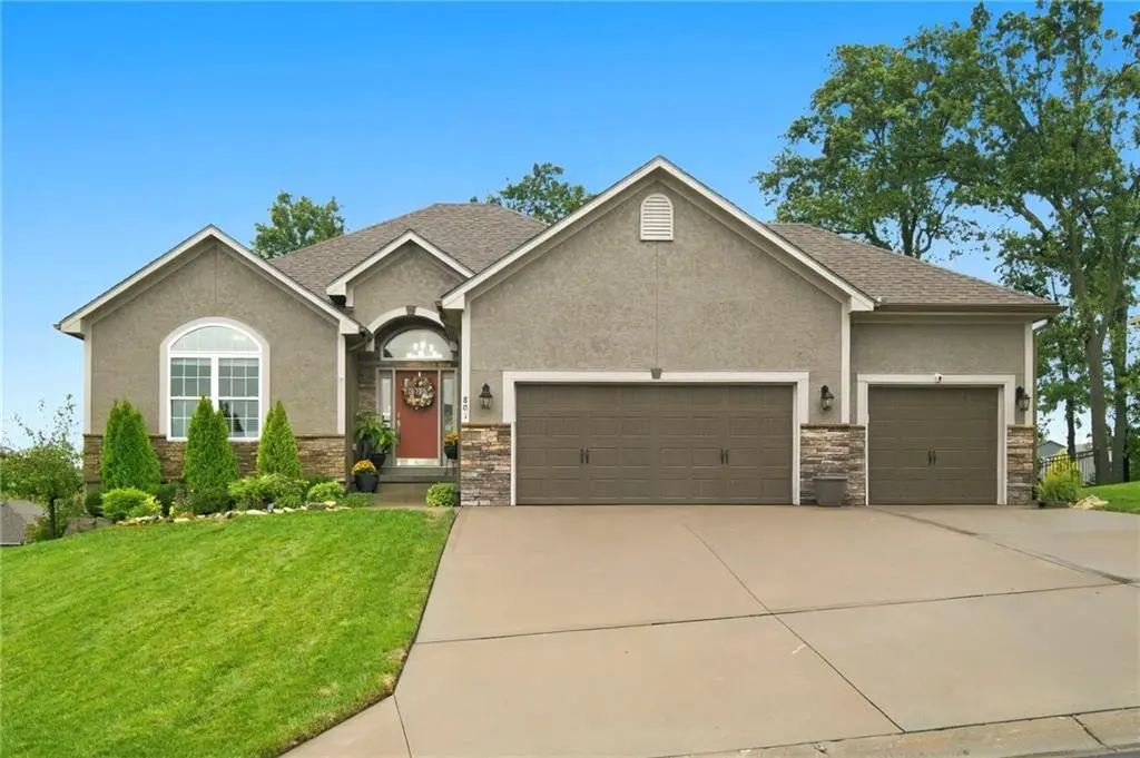 801 SE Pine CT, Blue Springs, MO 64014