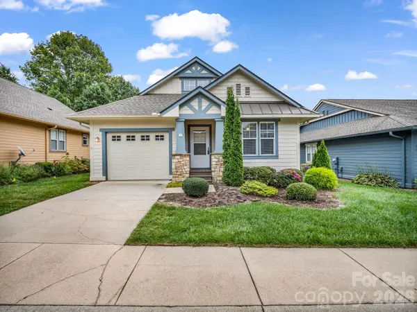 13 Gray Wolf LN, Hendersonville, NC 28792