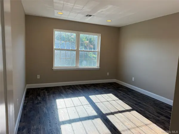 202 Iron Forge LN, New Windsor, NY 12553