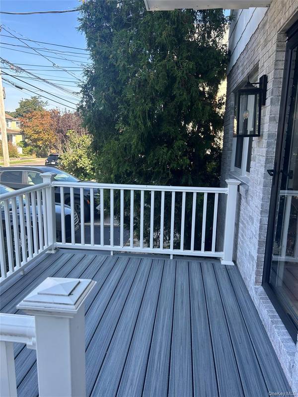 14 Edgewood RD, Port Washington, NY 11050