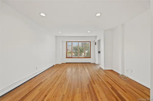 1051 Park LN, Franklin Square, NY 11010
