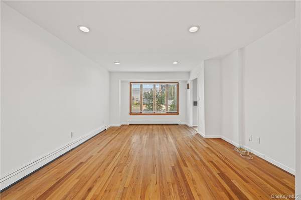 1051 Park LN, Franklin Square, NY 11010