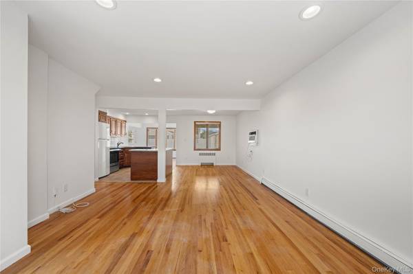1051 Park LN, Franklin Square, NY 11010