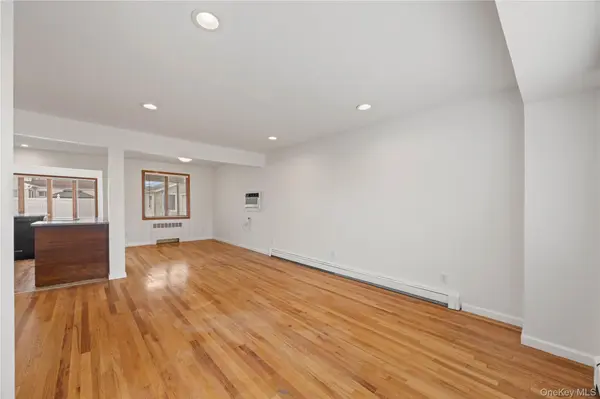 1051 Park LN, Franklin Square, NY 11010