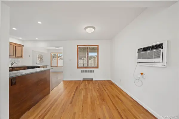1051 Park LN, Franklin Square, NY 11010