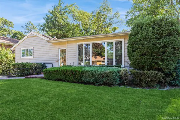 602 Garden LN, East Meadow, NY 11554