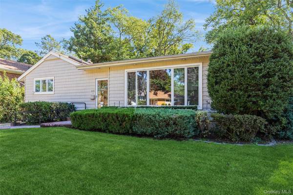 602 Garden LN, East Meadow, NY 11554