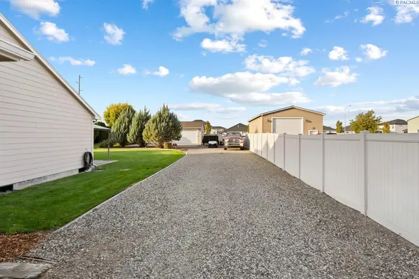 8211 Snoqualmie Dr, Pasco, WA 99301