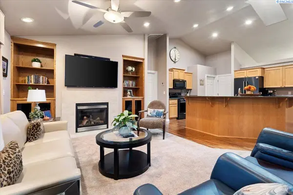 8211 Snoqualmie Dr, Pasco, WA 99301