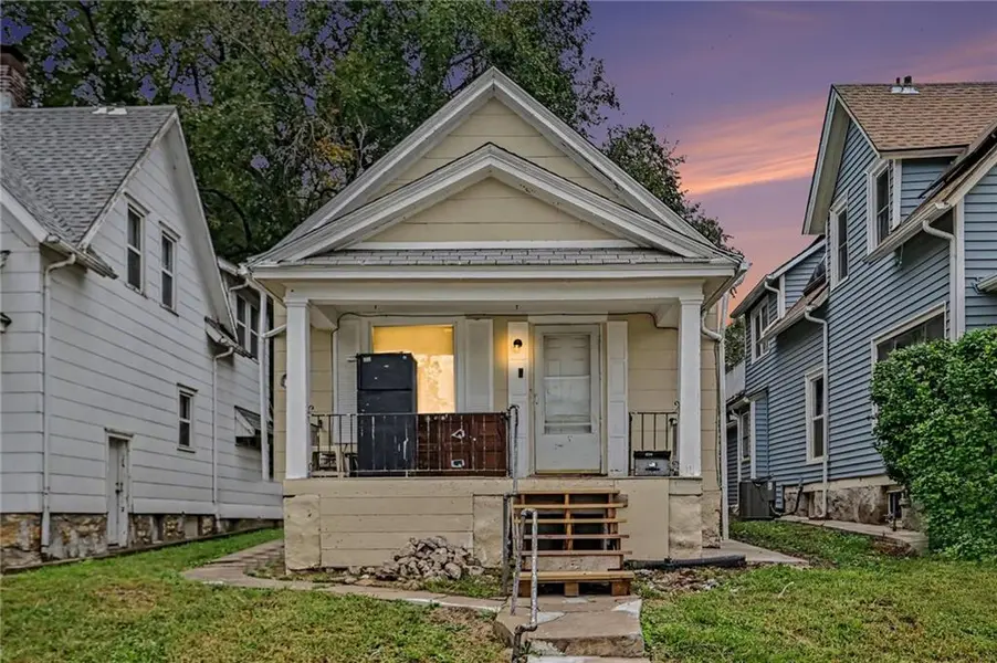 220 N ELMWOOD AVE, Kansas City, MO 64123