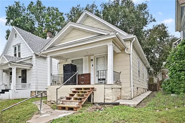 220 N ELMWOOD AVE, Kansas City, MO 64123