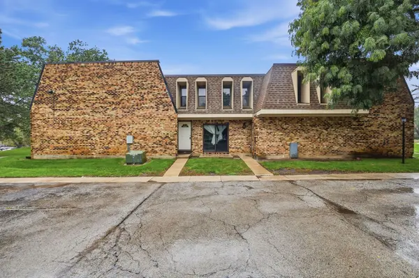 2064 Country Club DR, Woodridge, IL 60517
