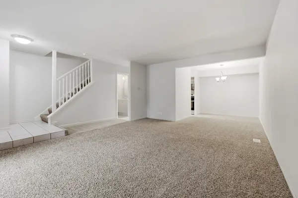 2064 Country Club DR, Woodridge, IL 60517
