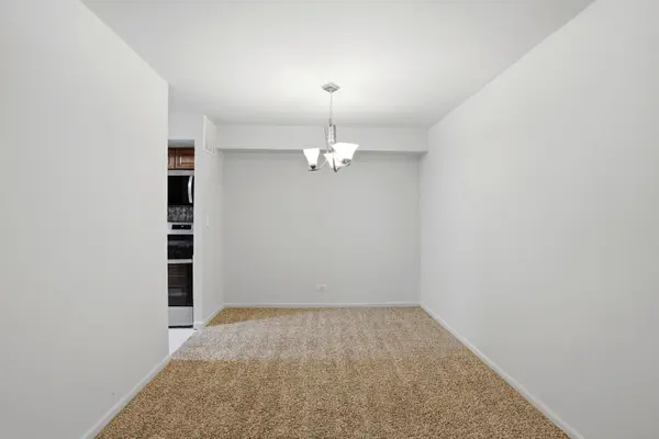 2064 Country Club DR, Woodridge, IL 60517