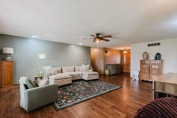 427 sunset DR, Colfax, IL 61728