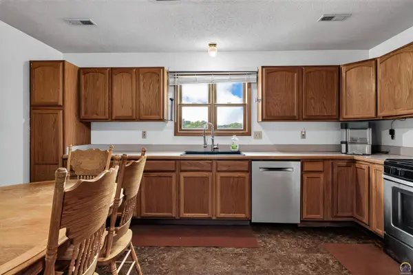 17208 Bowser DR, Hoyt, KS 66440
