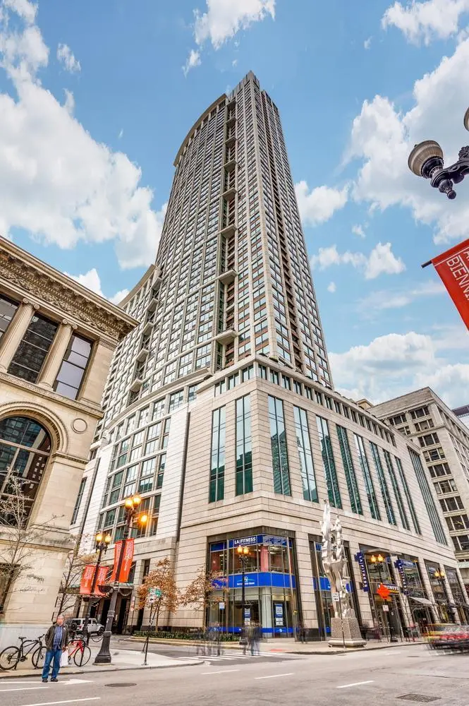 130 N Garland CT #2310, Chicago, IL 60602