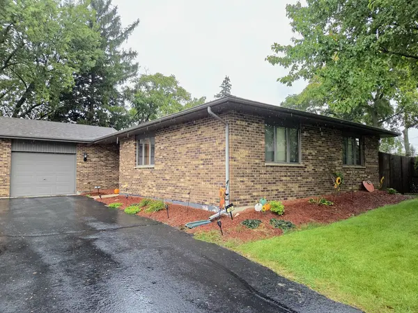 740 Tara DR, Woodstock, IL 60098