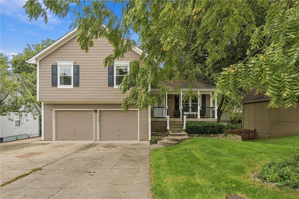 1337 NE Foxwood DR, Lee's Summit, MO 64086