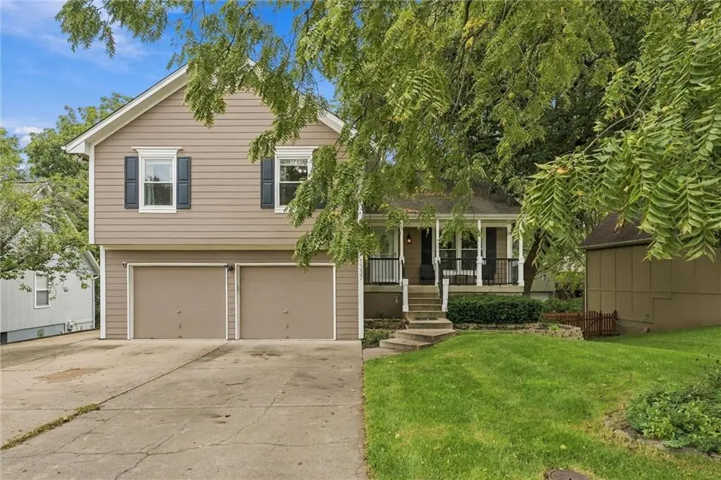1337 NE Foxwood DR, Lee's Summit, MO 64086